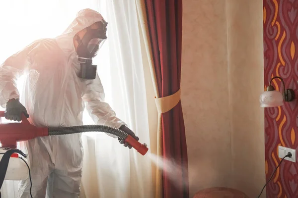 Pest control specialist in white hazmat contractor working in flat and hotel — Stock Photo, Image