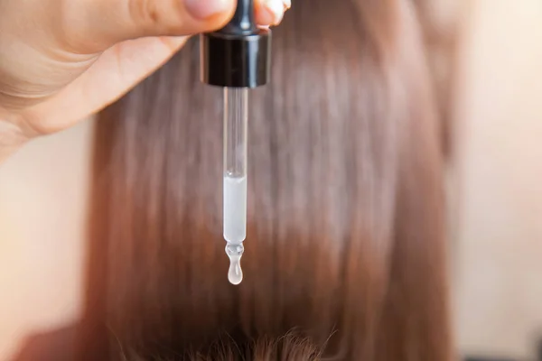 Tratamento de cabelo óleo para a mulher. Conceito salão de spa cabeleireiro — Fotografia de Stock