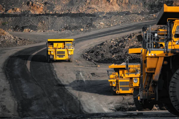 Nyílt aknaipar, nagy sárga bányászkocsi szénszállításra — Stock Fotó
