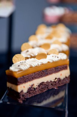 Dilimlenmiş çikolatalı brovnilerle servis masası.