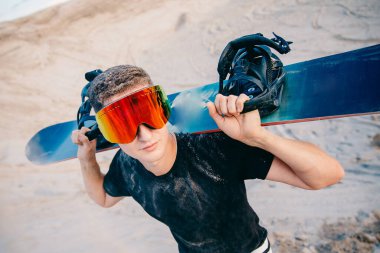 Snowboardcu Dubai, BAE 'de kum tepelerinde sörf yapıyor.