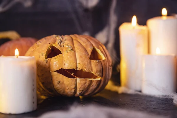Halloween Fondo oscuro con cabeza de calabaza, telarañas y velas — Foto de Stock