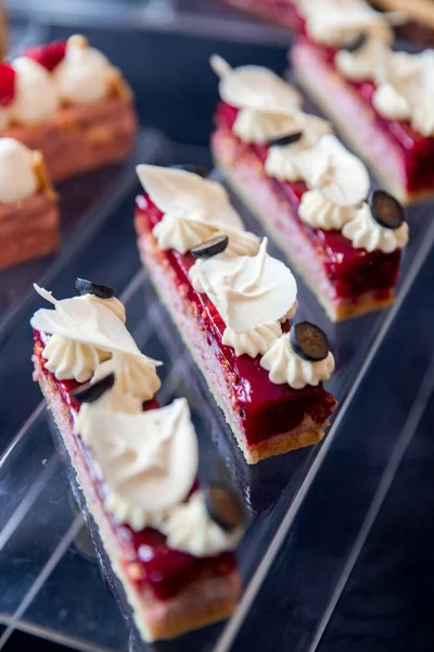 Gros plan sur brownie à la mousse rouge myrtille, ailes de chocolat blanc et crème au beurre — Photo