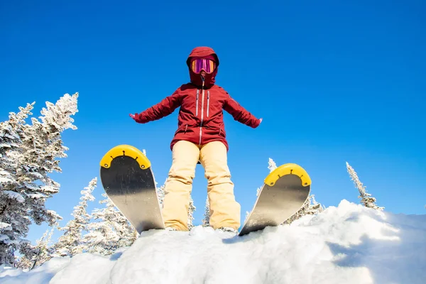 Esquiador se prepara para el salto, ángulo inferior de esquí, cielo azul bosque de invierno — Foto de Stock