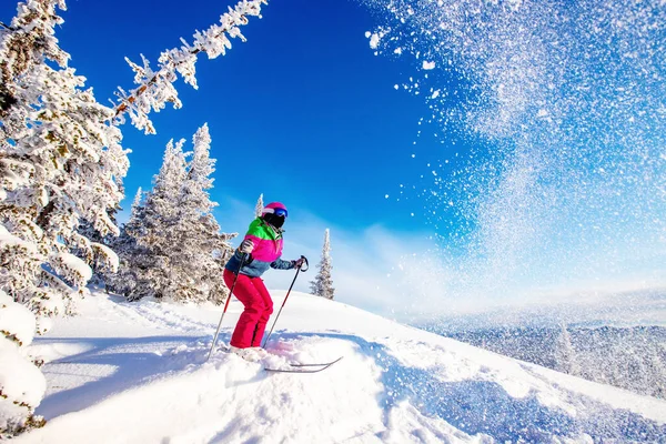 Karlı ormandaki sıçrama tahtasından atlayan genç bir kadın. Kış ekstrem spor kavramı. — Stok fotoğraf