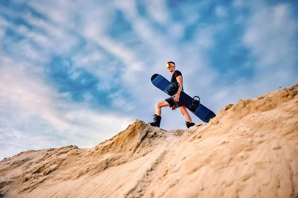 Uçsuz bucaksız yokuştan önce snowboard yapan bir adam. — Stok fotoğraf