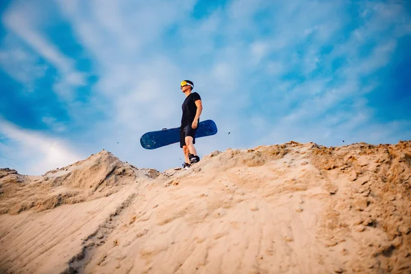 Homme sable pensionnaire debout sur le dessus avec snowboard avant extrême descente — Photo