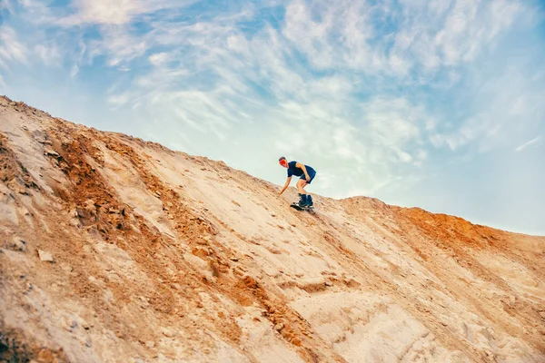 Snowboarder man sand ombord på sanddyner i Dubai, Förenade Arabemiraten — Stockfoto