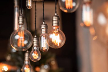 Edison lambası çatı katında, beton duvarın arka planında.