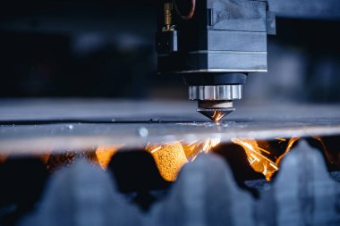 Işık kıvılcımlı lazer CNC kesimi, modern teknoloji endüstriyel. Mavi renk çelik