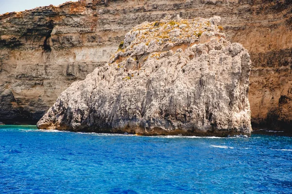 Plaża panoramiczna Blue Lagoon Comino Malta. Skaliste wybrzeże z oknem i łukiem Morza Śródziemnego — Zdjęcie stockowe