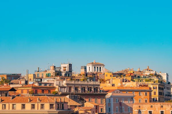 Rome luchtfoto uitzicht op het dak zonsondergang silhouet oude oude architectuur in Italië — Stockfoto