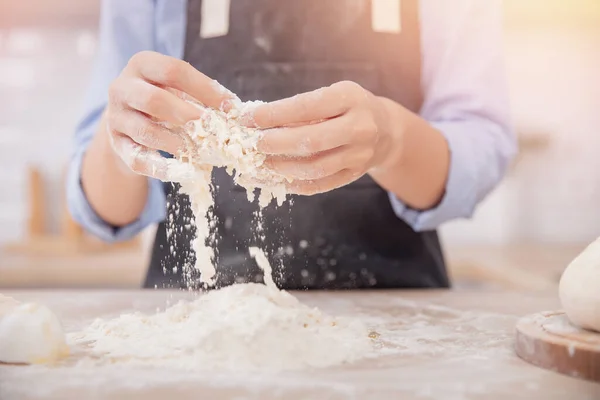 Nő kezét, hogy tészta pizza háttér fehér konyha — Stock Fotó