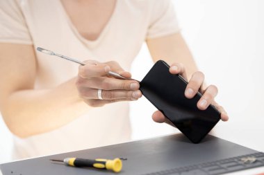 Cep telefonu çipi tamir süreci, pil değiştirme ve geri dönüşüm için bozuk ekran