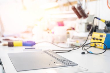 Cep telefonu çipi tamir süreci, pil değiştirme ve geri dönüşüm için bozuk ekran