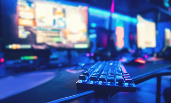 Ratón de ordenador profesional para videojuegos y deportes cibernéticos en el fondo del monitor, color neón —  Fotos de Stock