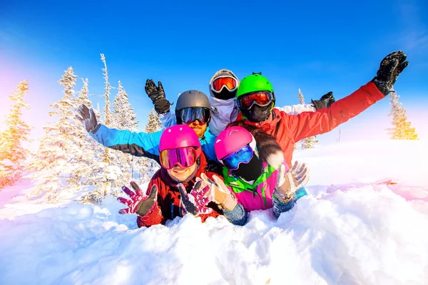 Gruppo amici felici uomo snd donna snowboarder e sciatori avendo pazzo divertimento stazione sciistica foresta invernale — Foto Stock