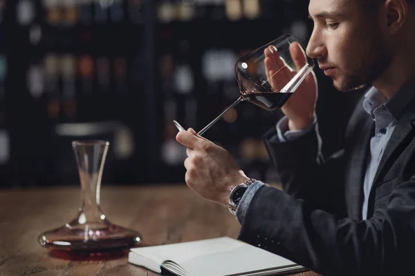 Sommelier为餐厅制作酒精品酒卡，用杯子评价红酒 — 图库照片