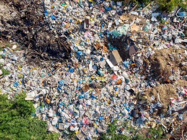 Забруднення землі пластиковими пляшками та пакетами. Відкрите зберігання твердих побутових відходів. Вид зверху повітря — стокове фото