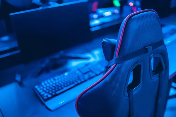 Professionelle Gamer Café-Raum mit leistungsstarken PC-Spiel Stuhl blaue Farbe. Konzept Cybersport Arena — Stockfoto