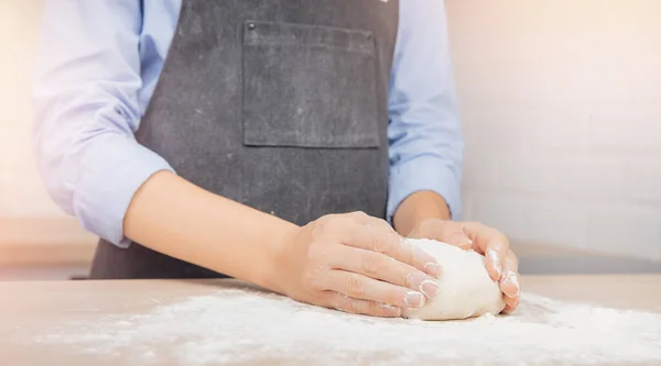 Nő kezét, hogy tészta pizza háttér fehér konyha — Stock Fotó