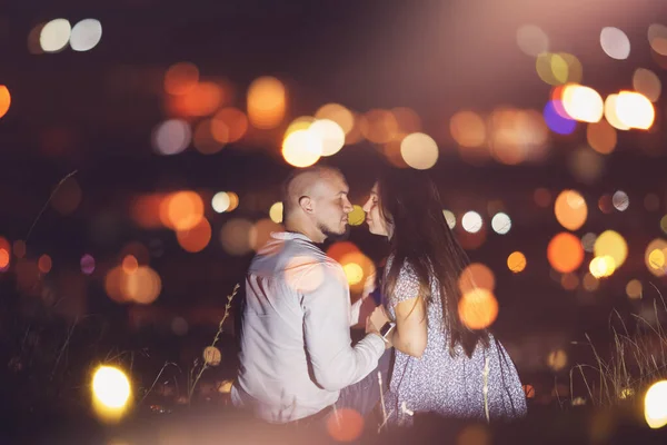 Retrato de jovem casal bonito beijando no verão luzes de fundo da cidade noturna — Fotografia de Stock