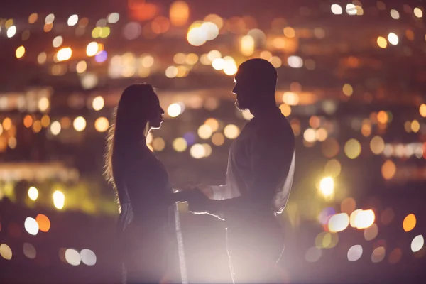 Geliefden man en meisje tegen achtergrond nacht stad, hemel en horizon. Begrippendatum Valentijnsdag, eerste kus liefde — Stockfoto