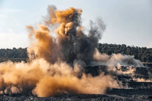 Açık kömür madeni endüstrisinde patlayıcı çalışmalar