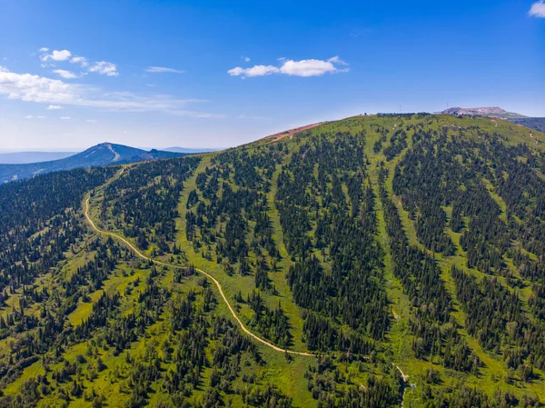 Letni rejon Sheregesz Kemerowo, Rosja, panorama Góry Zelenaja i Mustagu. Widok z góry — Zdjęcie stockowe