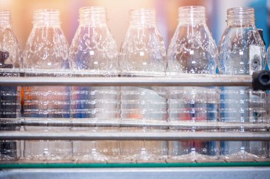 Evcil hayvan plastiği şişeleri yapmak için. Süt ya da bira için konteynır üretimi için boş. Hat fabrikası ekipmanı