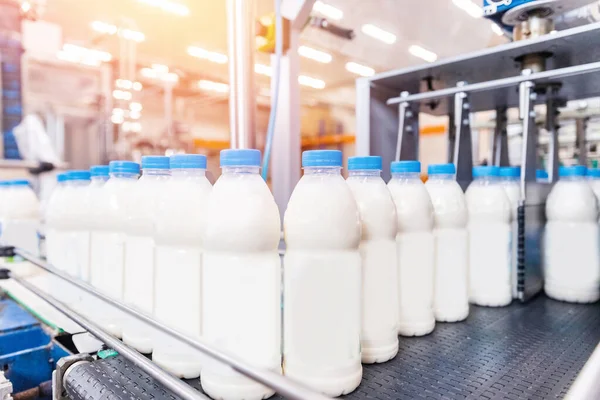 Imbottigliamento linea di produzione di latte fabbrica, industria attrezzature latticini — Foto Stock