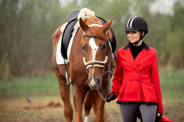 Sport équestre, jeune femme jockey monte cheval brun — Photo