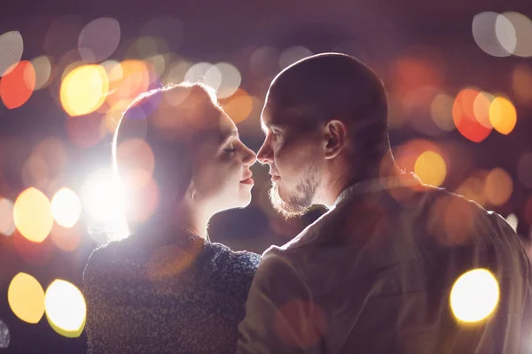 Casal amante romântico no fundo da cidade noite com estrela do céu, luzes bokeh — Fotografia de Stock