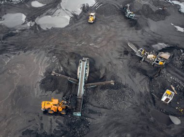 Açık maden endüstrisi, kazıcı bir endüstriyel öğütücüye kömür yüklüyor. Üst görünüm hava