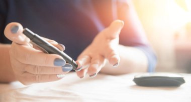 Kadın şeker testi için glukometre kullanıyor. Şeker hastalığı için kan seviyesi, insülin seviyeleri...