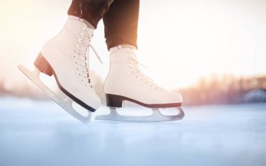 Beyaz figür buz pateni pistinde bulanık arkaplanlı