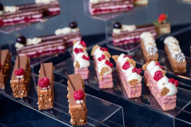 Dilimlenmiş çikolatalı brovnilerle servis masası.