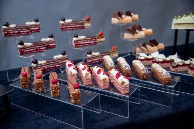 Dilimlenmiş çikolatalı brovnilerle servis masası.