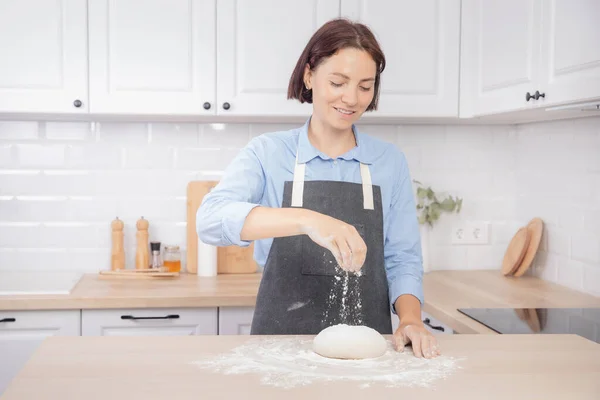 Baker chef mano spruzzando farina pasta fresca sul tavolo della cucina, banner sfondo bianco — Foto Stock