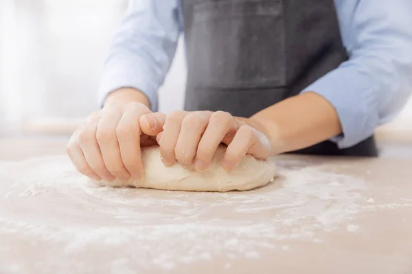 Nő kezét, hogy tészta pizza háttér fehér konyha — Stock Fotó