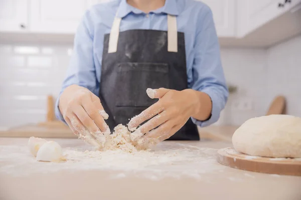 Baker szakács kézi szórás liszt friss tészta a konyhaasztalon, fehér háttér banner — Stock Fotó