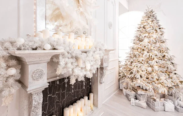 Wnętrze tła Bożego Narodzenia z oświetleniem drzewa, kominek i prezenty w srebrnym białym świetle — Zdjęcie stockowe
