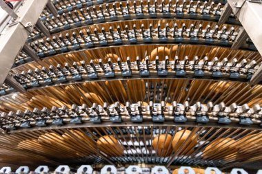 Otomatik üretim hattı sıcak fırından fırınlanmış ekmek