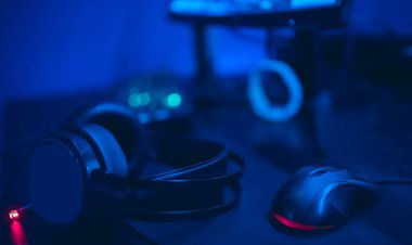 Kişisel bilgisayar koltuğu olan profesyonel bilgisayar oyunu stüdyosu, neon rengi bulanık arka planda akış için klavye. Yumuşak odak