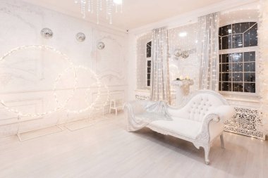 Noel odasının içi gümüş retro kanepe aydınlatmalarla bembeyaz