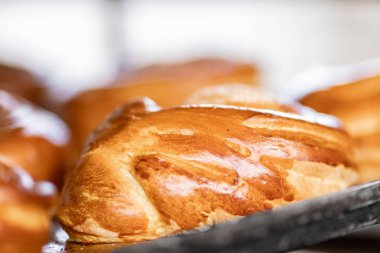 Şekerli çörek, fırın endüstriyel gıda üretim hattında pişirilir.