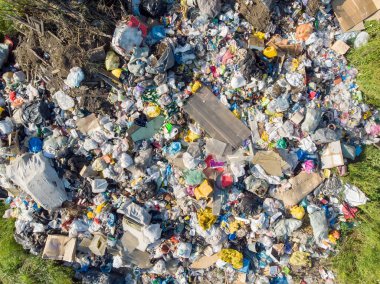 Plastik şişeler ve poşetlerle kara kirliliği. Katı atıkların depolandığı yeri aç. Havadan üst görünüm