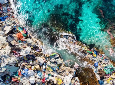 Kirli plastik şişeler ve çöp torbaları. Asya ve Hindistan 'daki su geri dönüşümündeki okyanus kirliliği. Havadan üst görünüm