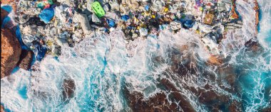 Çevresel kirlilik okyanusu ve suyu çöp plastiği ve insan atıklarıyla kavramsallaştır. Havadan üst görünüm