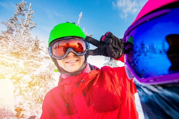 Amigos del equipo hace foto selfie de sí misma con tablas de snowboard y esquís. Cámara de acción —  Fotos de Stock
